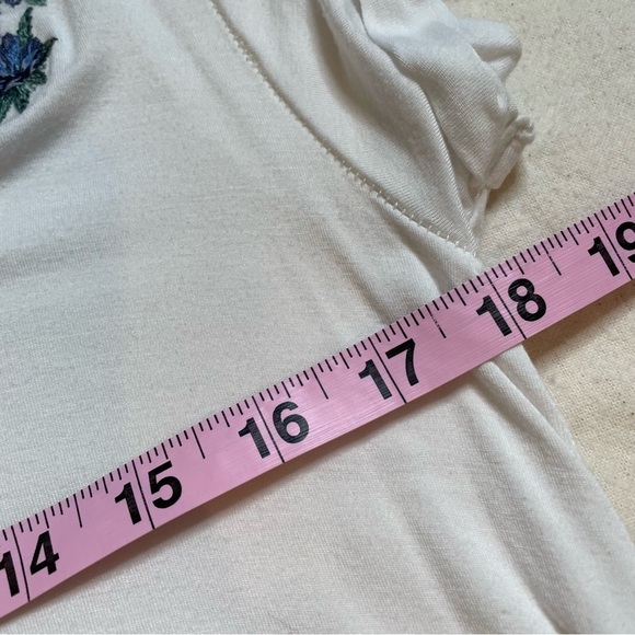 American Eagle Outfitters Soft & Sexy White V-Neck Tee Size Small w/ Embroidery - Picture 12 of 12